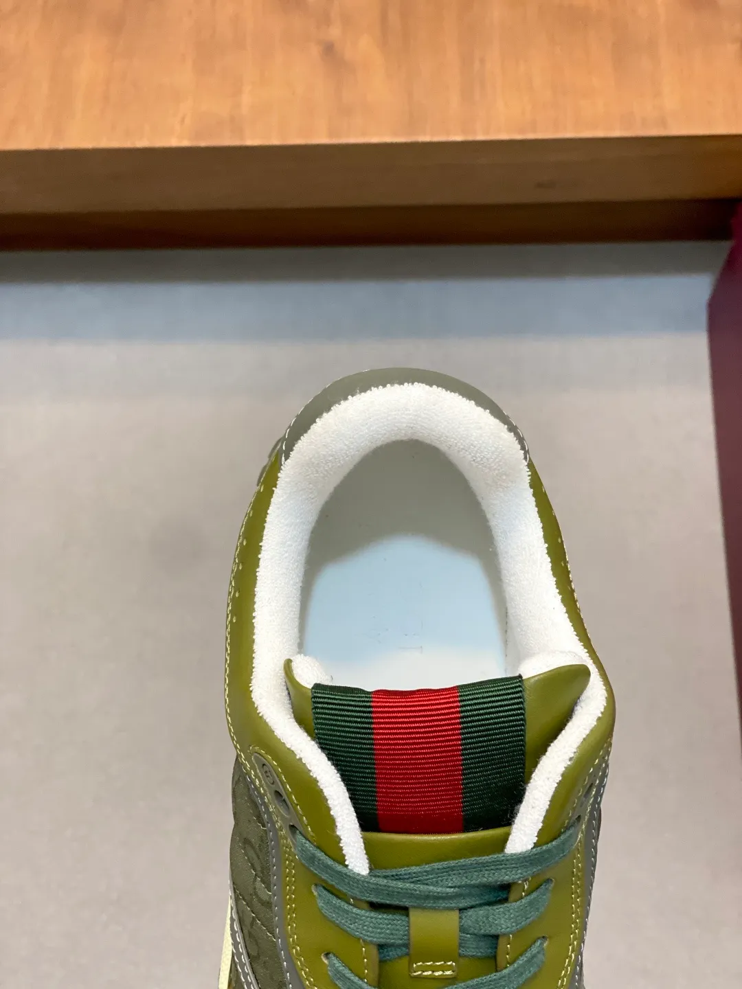 Men's Shoes 💰660 𝐆𝐮𝐜𝐜𝐢 𝐑𝐞-𝐖𝐞𝐛 As the first sneaker created by Sabato De Sarno for Gucci, the Re-Web series reinterprets the brand's classic stripes and sets off the modern silhouette design with bold and unique details. These shoes are crafted from white leather. This new sneaker is ingeniously decorated with many of the brand's classic details, and is equipped with a bright red and green webbing tongue, which will make people fall in love at first sight. White leather treated with a special process for softness and luster, with an embossed grainy texture. Script Gucci logo and interlocking G web label with Interlocking G and script Gucci logo. Rubber outsole with interlocking G detail eyelets. Web tongue. Size: 39-44 (customized for sizes 38 and 45)